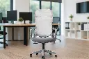 SIlla solar gris oficinaambientado.webp